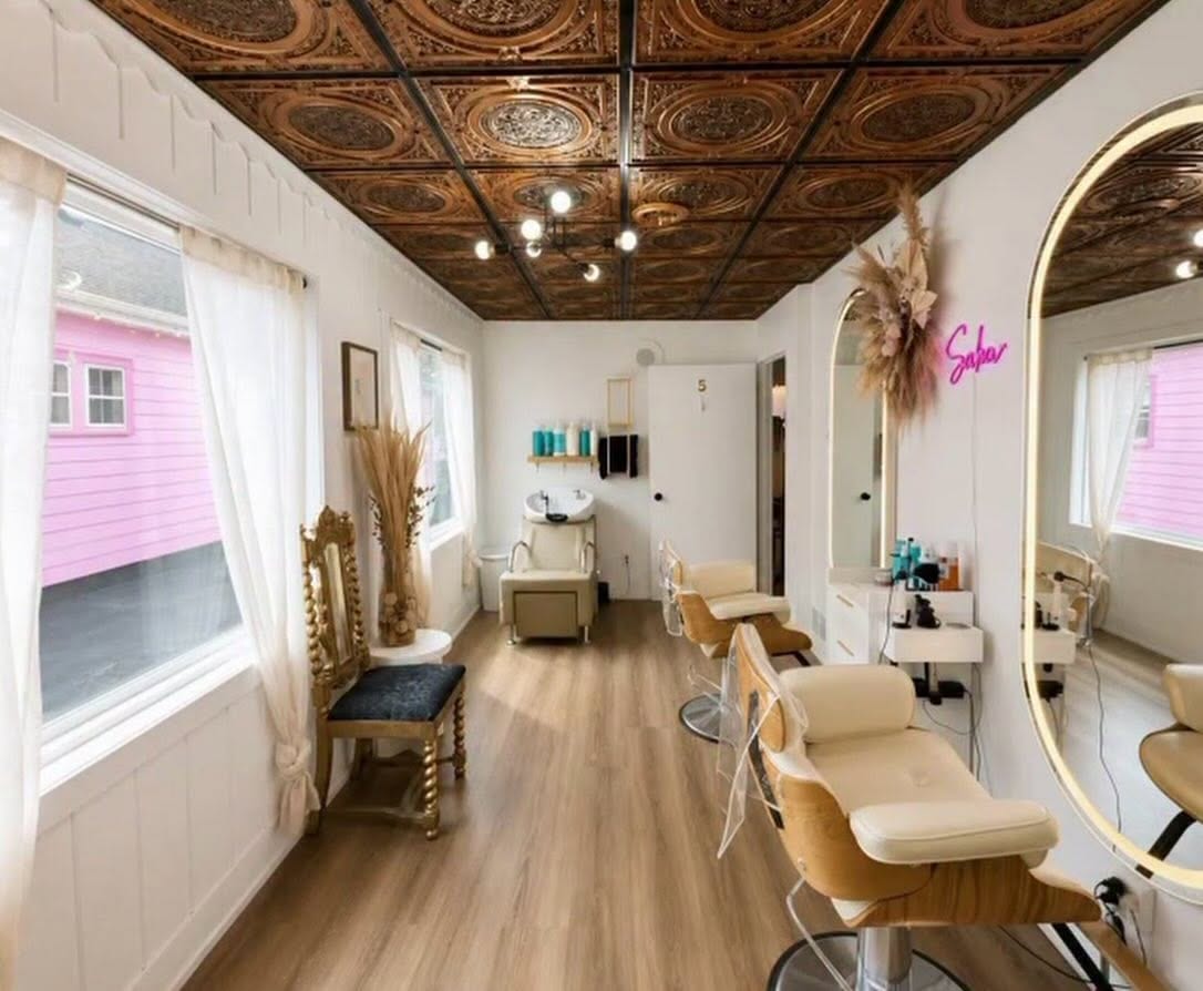 Side view of the styling station and mirror